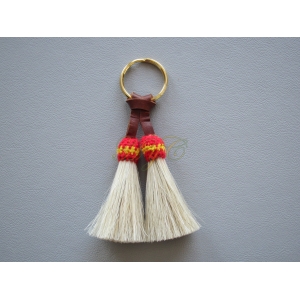 Llavero cerda natural 2 borlas blanco con bandera