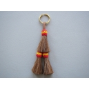 Llavero cerda natural 3 borlas color marr&oacute;n con bandera